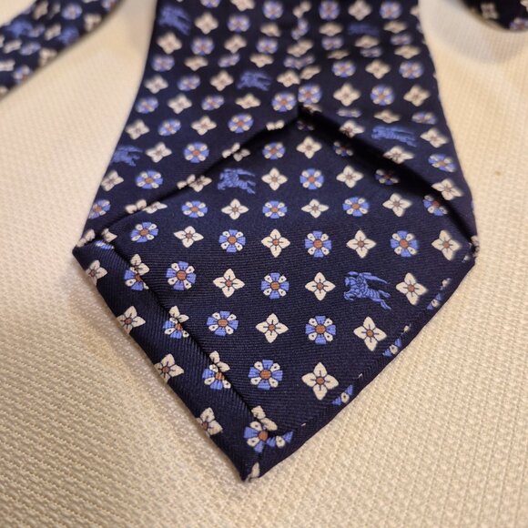 BURBERRY Silk Tie - Picture 9 of 16